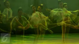Penari Balet dari "Ballet Sumber Cipta" mementaskan pergelaran tari bertajuk "The Nutcraker in Jazz" di Graha Bakti Budaya, Jakarta, (19/12). Tarian ini bercerita mengenai gadis yang mendapat hadiah Natal sebuah Boneka Nutcracker.(Liputan6.com/JohanTallo)