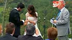 Desainer gaun pengantin bekerja sama dengan paket-paket pernikahan menggelar pameran pernikahan di Barcelona, Spanyol, untuk menghemat biaya pernikahan. 