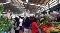 Suasana Pasar Modern BSD, Kecamatan Serpong, Kota Tangsel, Minggu (26/4/2020) pagi. (Liputan6.com/Pramita Tristiawati)