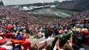 Penonton memadati tribun saat balapan F1 GP Meksiko di Sirkuit Autodromo Hermanos Rodriguez, Senin (31/10/2016) dini hari WIB. (AFP/Pedro Pardo)