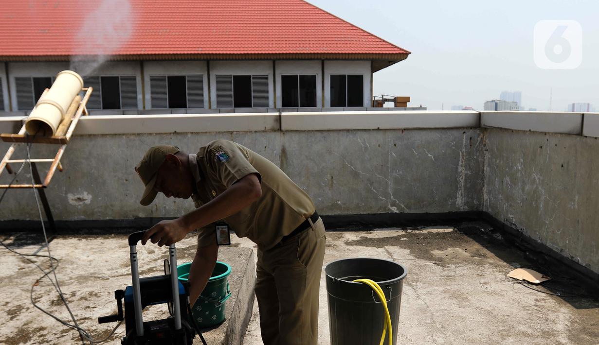 Penyemprotan dilakukan pada pukul 08.00-11.00 WIB dan 13.00-16.00 WIB. (Liputan6.com/Herman Zakharia)