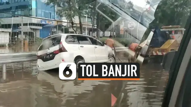 VIDEO: Tol Tomang Macet Total Akibat Banjir
