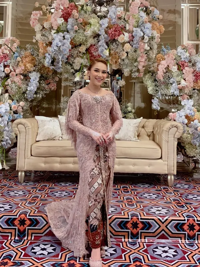 Calon Ibu Persit, Intip 10 Gaya Anggun Ayu Ting Ting Kenakan Kebaya Berbagai Warna