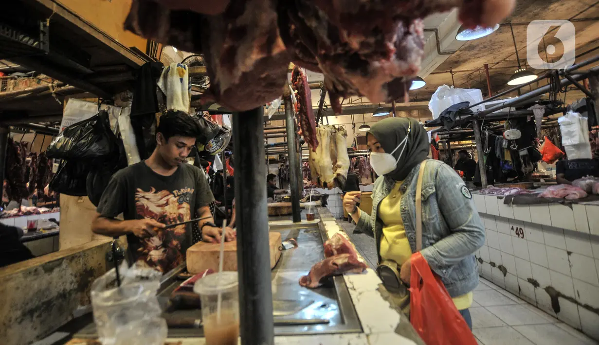 Pedagang daging sapi melayani pembeli di Pasar Senen, Jakarta Pusat, Selasa (31/5/2022). Maraknya kasus penyakit mulut dan kuku (PMK) pada hewan ternak seperti sapi dan kambing sejak beberapa waktu lalu, serta ditambah masih tingginya harga berimbas pada merosotnya penjualan daging di Pasar Senen hingga 50 persen. (merdeka.com/Iqbal S. Nugroho)