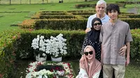 Potret BCL Nyekar ke Makam Bareng Keluarga Mendiang Ashraf Sinclair, Penuh Kehangatan