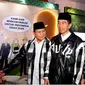 Jokowi dan Prabowo kompak pakai jaket couple dari brand lokal asal Bandung,&nbsp;Dressedlikeparents, yang mana produknya pernah dikenakan Billie Eilish. (dok. Instagram @prabowo/https://www.instagram.com/p/CzYULeQyCSO/)