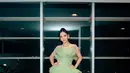 Melihat penampilan Lyodra bak Tinker Bell. Ia mengenakan sebuah dress berwarna hijau, tampil bak peri yang cantik. [Foto: Instagram/lyodraofficial]