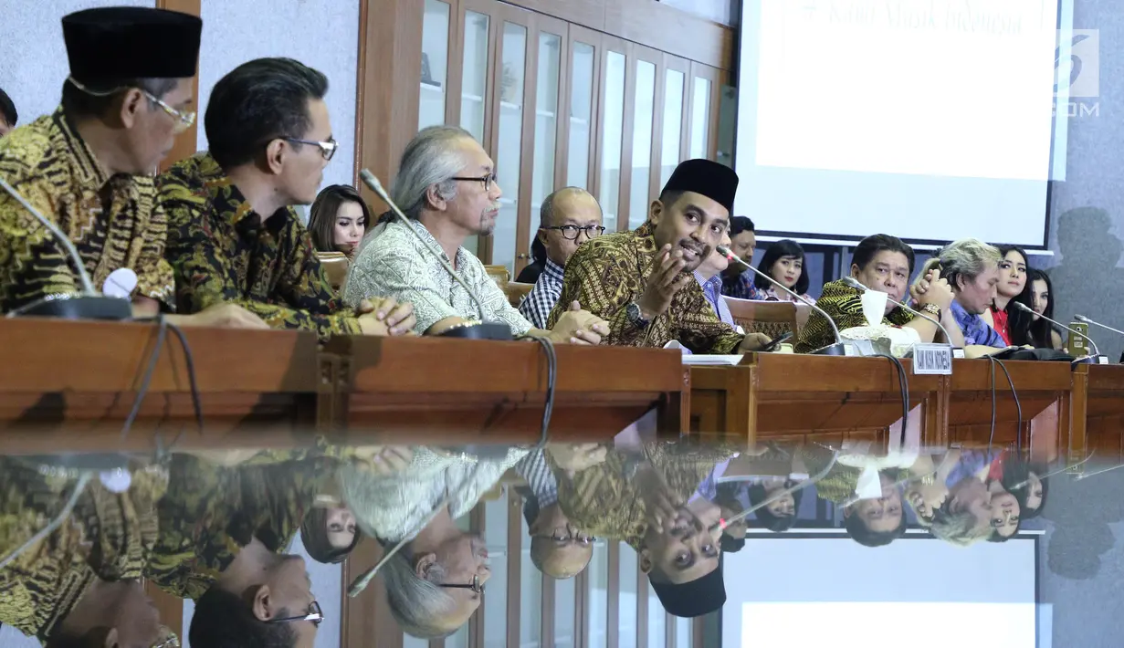Musisi yang tergabung dalam Kami Musik Indonesia Glenn Fredly memberi penjelasan saat mengikuti pertemuan dengan Badan Legislasi DPR di kompleks Parlemen, Senayan, Jakarta, Rabu (7/6).  (Liputan6.com/Herman Zakharia)