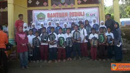 Citizen6, Aceh: OSIS dan para Guru di SMA Negeri 4 Kejuruan Muda Aceh Tamiang beserta donatur, melakukan aksi penggalangan dana untuk korban banjir bandang di SD Ujong Peunalom, Tangse, Pidie.(Pengirim: Ari Gunawan)