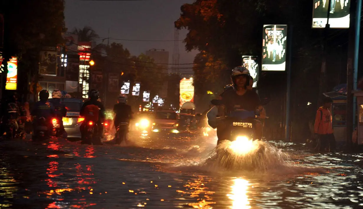 Kawasan Kemang Jakarta Selatan kembali dilanda banjir pada Senin, (11/8/2014). (Liputan6.com/Miftahul Hayat)