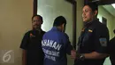 Tersangka yang bernama Teng Yong Yang (38) dihadirkan saat rilis kasus obat palsu di Mabes Polri, Jakarta, Jumat (6/11). Puluhan ribu obat palsu disita dari rumah tersangka yang dijadikan pabrik obat palsu di Bogor. (Liputan6.com/Gempur M Surya)
