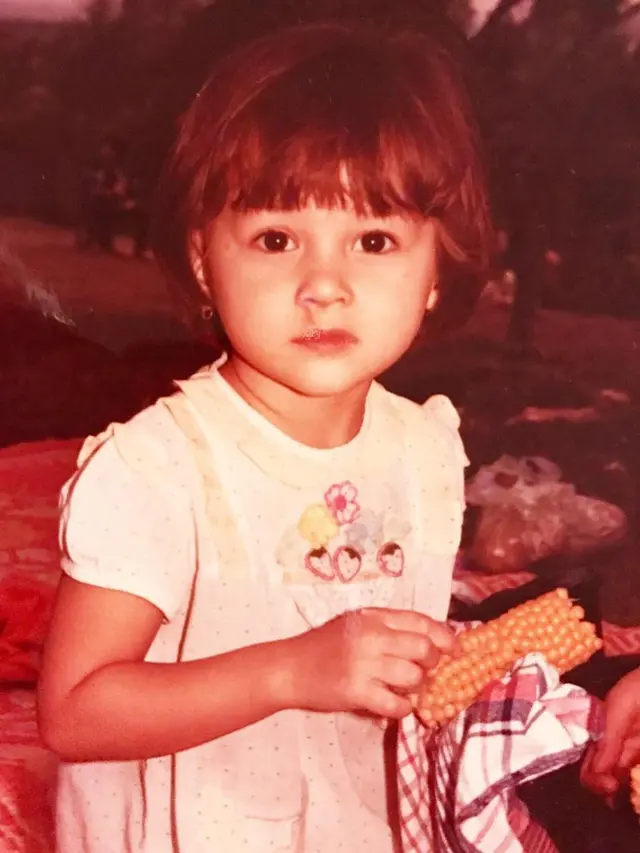 6 Potret Masa Kecil Mona Ratuliu, Disebut Mirip dengan Putri Bungsunya