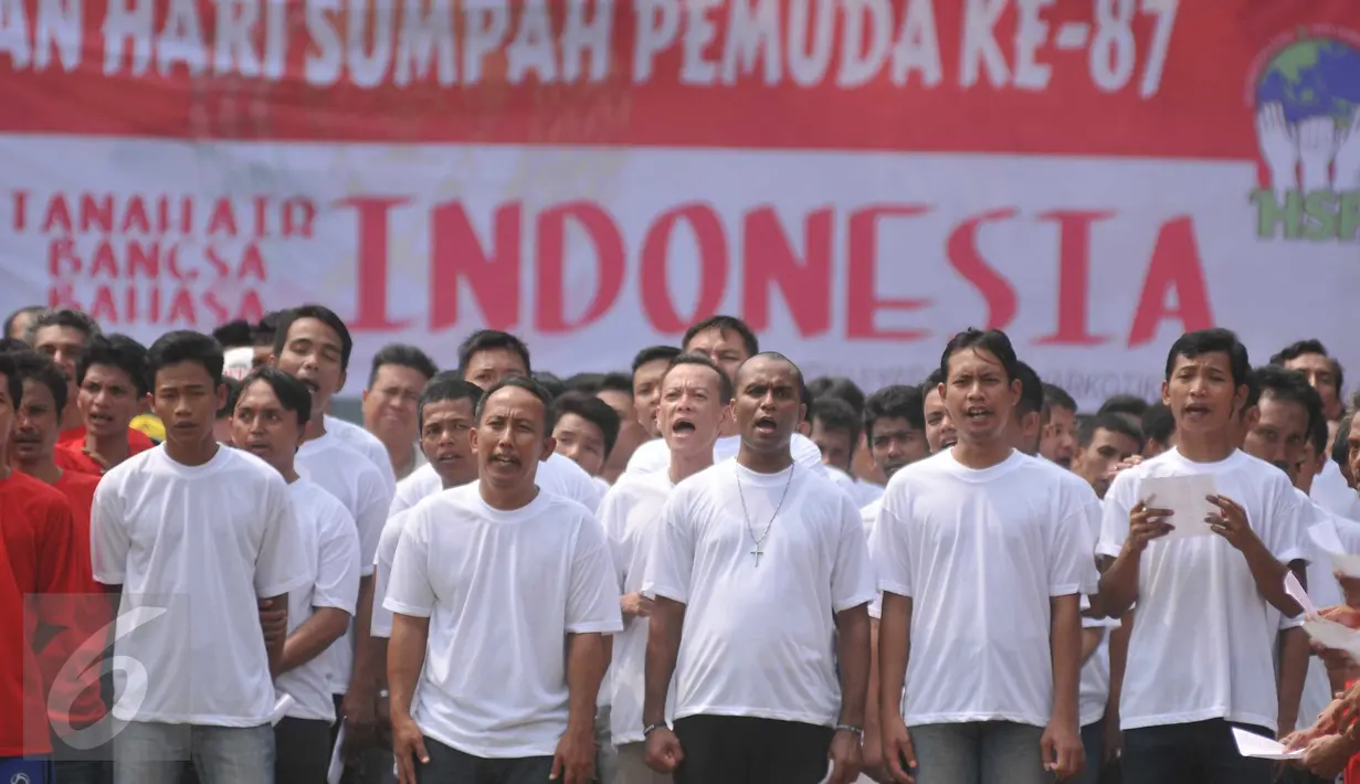 2600 narapidana Lapas Narkotika Klas II A Cipinang, Jakarta, mengikuti upacara peringatan 87 tahun Sumpah Pemuda, Rabu (28/10). Rencananya, penyelenggaraan upacara ini untuk memecahkan rekor Museum Rekor Indonesia. (Liputan6.com/Gempur M Surya)