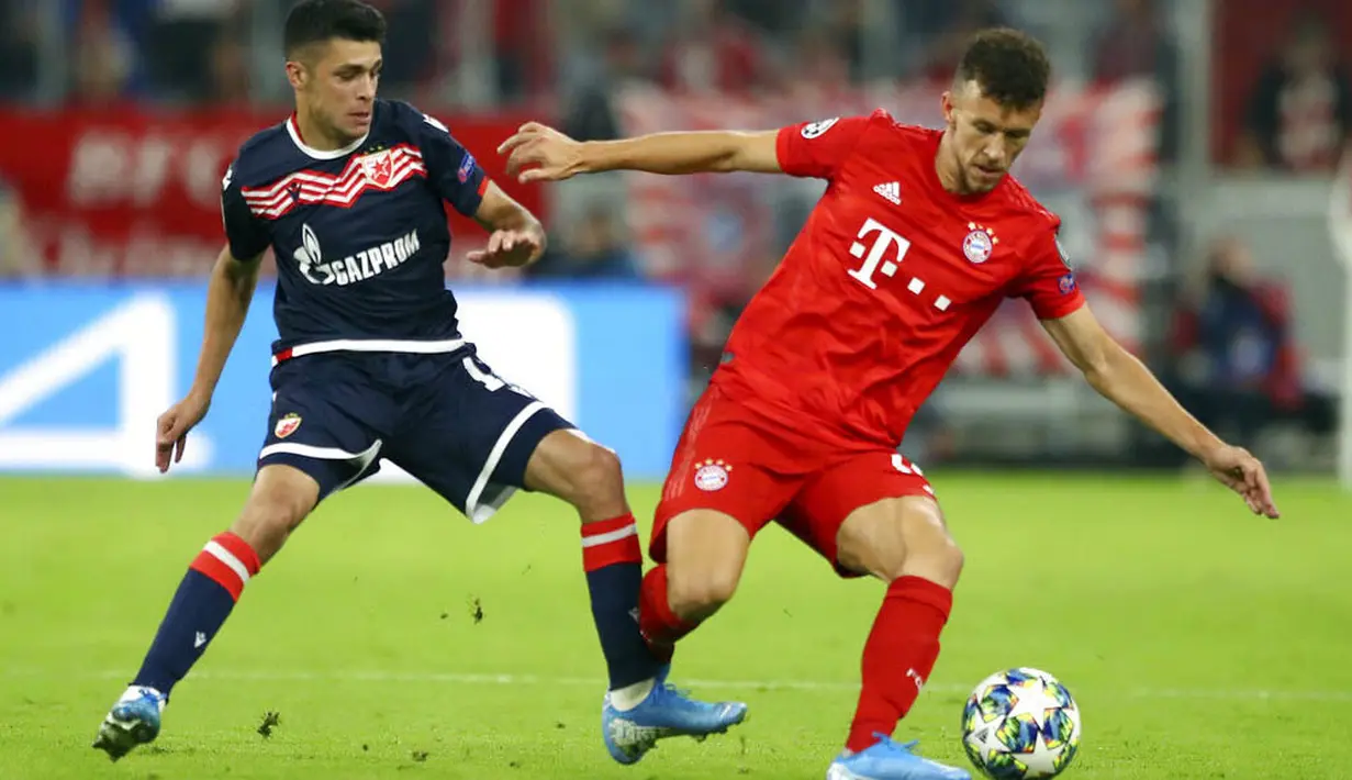 Gelandang Bayern Munchen,  Ivan Perisic, berebut bola dengan pemain Red Star Belgrade, Mateo Garcia, pada laga Liga Champions di Red Star Belgrade, Rabu (18/9/2019). Bayern Munchen menang 3-0. (AP/Matthias Schrader)