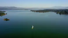 Foto dari udara yang diabadikan pada 1 September 2020 menunjukkan pemandangan Waduk Miyun di pinggiran timur laut Beijing, ibu kota China. Waduk Miyun yang memiliki kapasitas penyimpanan air sekitar 4,4 miliar meter kubik menandai 60 tahun pengoperasiannya pada Selasa (1/9). (Xinhua/Zhang Chenlin)