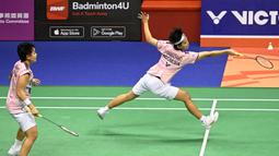Ganda putri Indonesia, Siti Fadia Silva Ramadhanti (kanan) dan Apriyani Rahayu berusaha mengembalikan bola ke arah wakil Malaysia, Pearly Tan/Thinaah Muralitharan pada laga final ganda putri Hong Kong Open 2023 di Hong Kong Coliseum, Minggu (17/9/2023) siang WIB. (AFP/Peter Parks)
