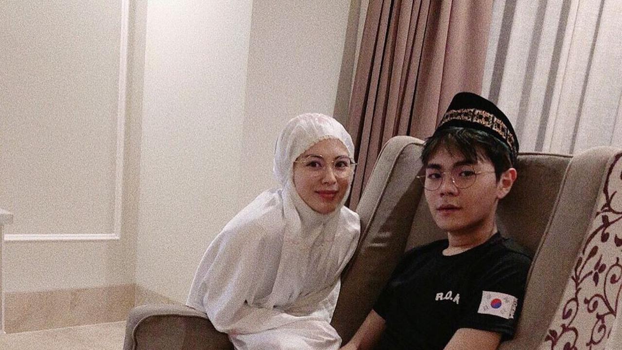 7 Potret Adik Ayana Moon yang Kini Jalani Ramadhan Pertama Usai Mualaf