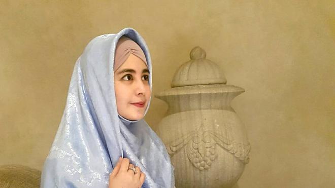 5 Selebriti Cantik yang Mengenakan Hijab Syar i Bikin Hati 