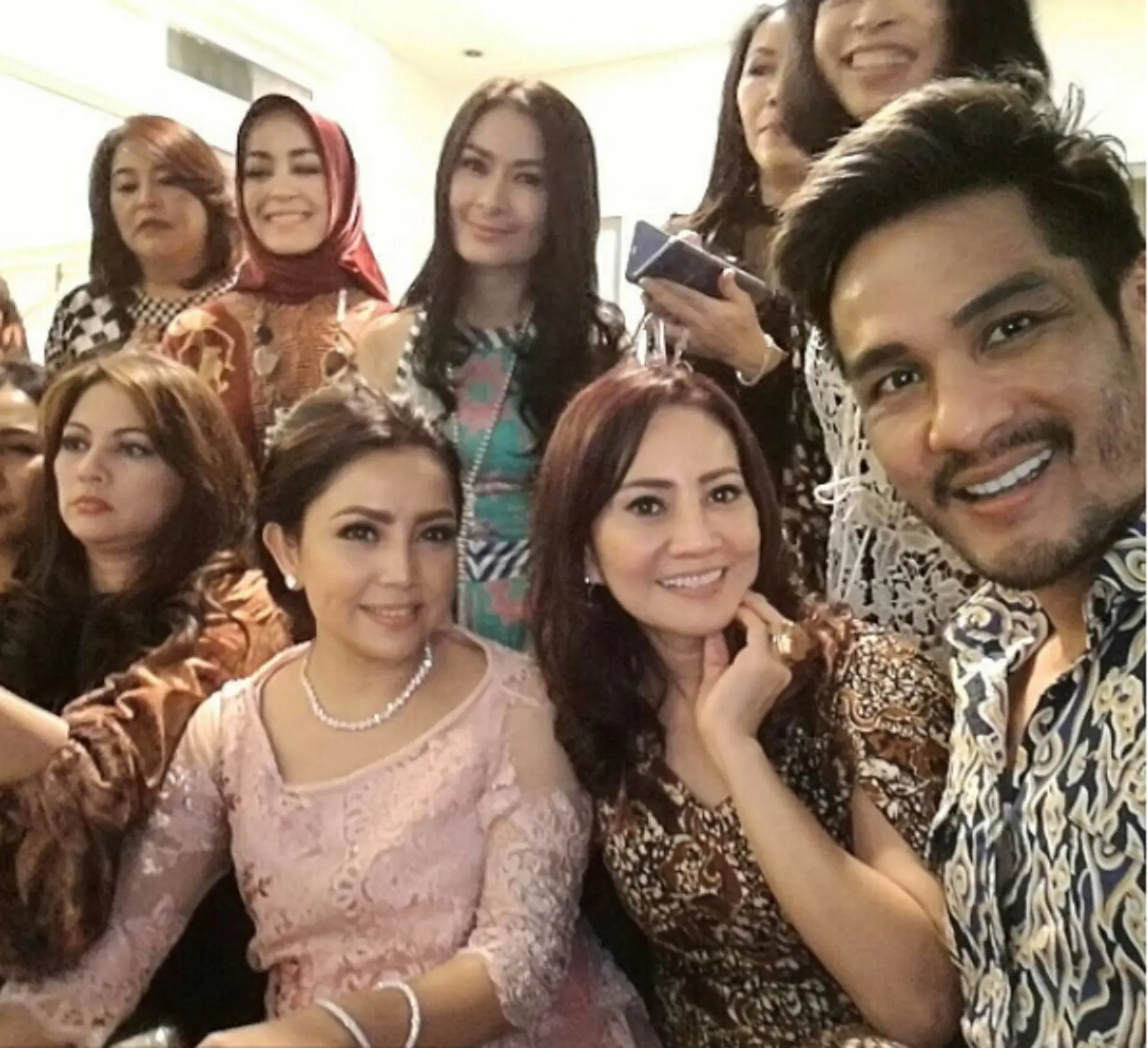 Mayangsari berkumpul bersama teman-temannya saat merayakan ultah pernikahannya yang ke-17 bersama Bambang Trihatmodjo. (Instagram @isdadahlia)