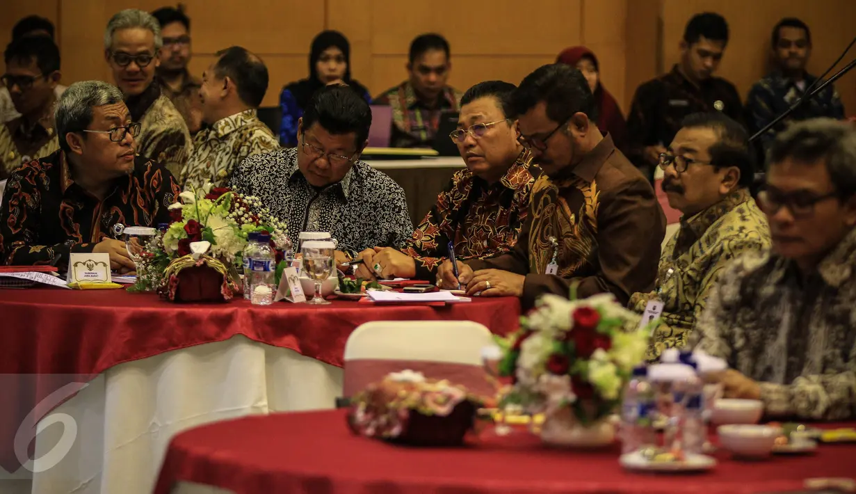 Sejumlah gubernur seluruh Indonesia hadir mengikuti rakornas dan dialog terbuka di Kantor Kemendagri, Jakarta, Kamis (24/11). Rakornas ini membahas kerawanan jelang Pilkada Serentak 2017 dan penguatan Tim Saber Pungli. (Liputan6.com/Faizal Fanani)
