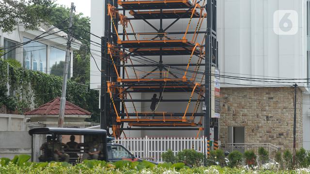 Salah satu solusi lahan parkir untuk pemilik kendaraan yang tidak punya garasi