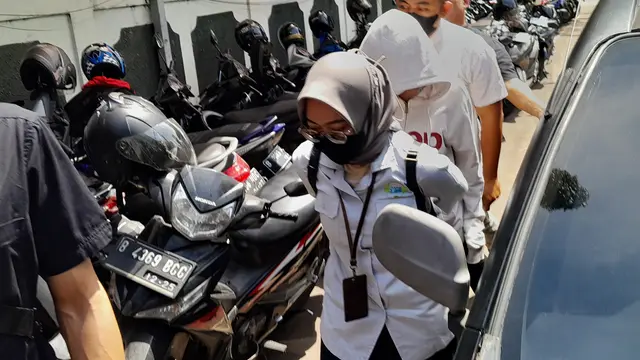 Anak AGH alias AG tiba di Pengadilan Negeri Jakarta Selatan untuk menjalani sidang tuntutan pada hari ini, Rabu (5/4/2023).