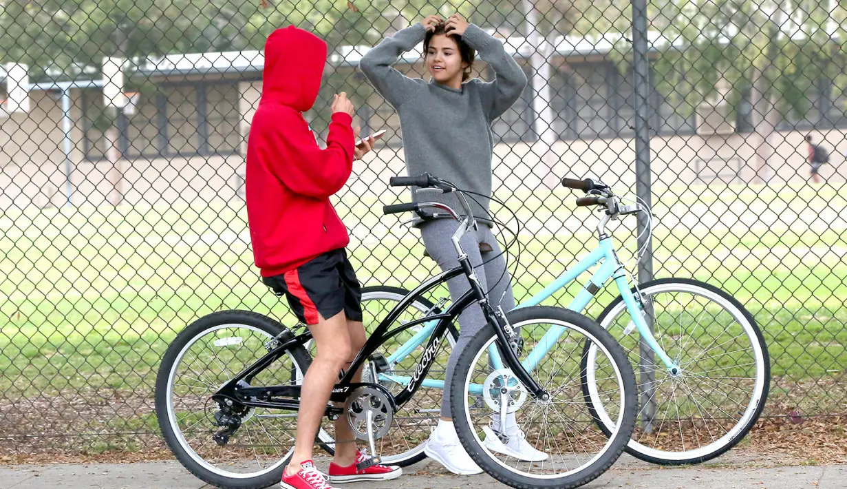 "Justin sudah dewasa dan Selena merasakan bahwa kali ini semuanya akan berbeda," kata sumber yang sama. (USMagazine)