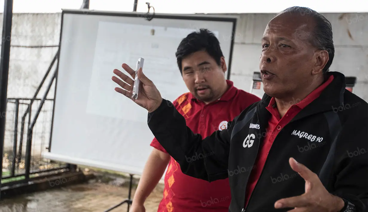Guus Griet merupakan pelatih dengan lisensi UEFA dan KNVB Belanda yang pernah menjadi Direktur Timnas Qatar. (Bola.com/Vitalis Yogi Trisna)