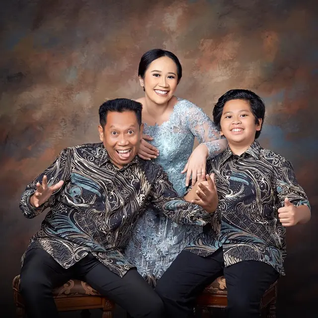 6 Potret Wisuda Novita Eka Afriana Anak Tukul Arwana yang Jarang Tersorot