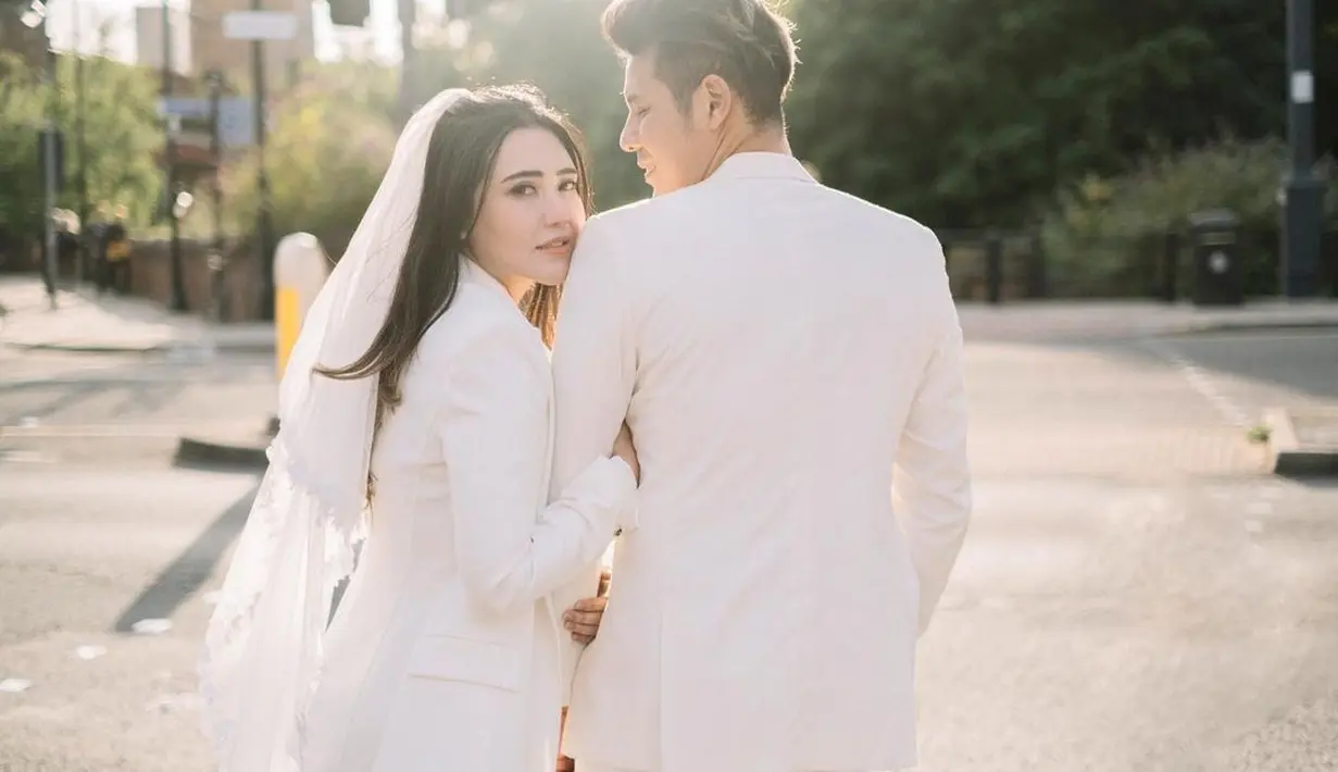 Momen Via Vallen saat menggandeng tangan Chevra Yolandi yang ia unggah di akun Instagramnya. “Your arms is my favorite place” tulis Via Vallen.  Sebelum bulan madu ke Inggris, Via dan Chevra awalnya mereka mengunjungi Bali. (Instagram/chevra_yo88)
)
