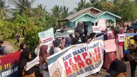 Warga kampung Pasir Panjang, pulau Rempang mencegat Bahlil Lahadalia dan tetap tegas menolak relokasi ataupun penggeseran kampung mereka. Foto: liputan6.com/ajang nurdin&nbsp;