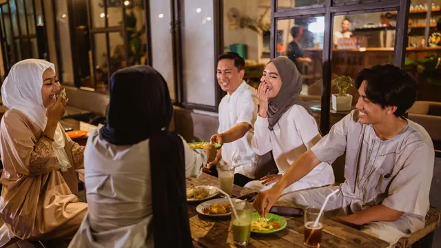 Ilustrasi berbuka puasa bersama sahabat/PT Kino Indonesia Tbk