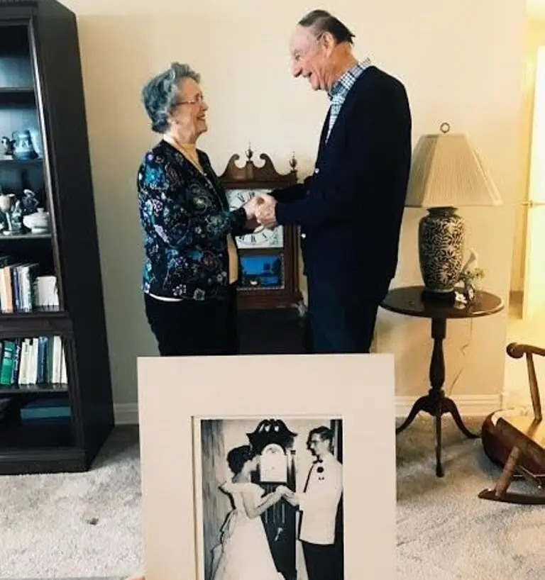 Joyce dan Jim adalah pasangan semasa SMA yang bersatu dalam pernikahan setelah 64 tahun menjalani hidup sendiri-sendiri. (Foto: buzzfeed)