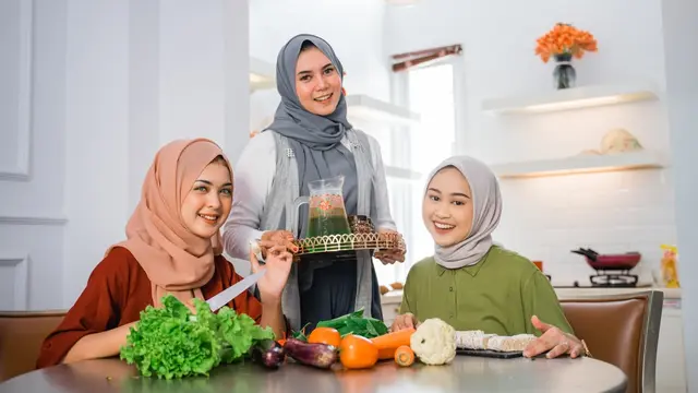 perempuan hijab minum makanan sehat