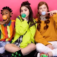 Ilustrasi memakan permen karet (foto: Pexels/Cristiano Silva)