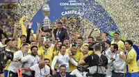 Para pemain dan official Brasil merayakan gelar juara Copa America 2019 setelah mengalahkan Peru pada laga final di Stadion Maracana, Rio de Janeiro, Minggu (7/7). Brasil menang 3-1 atas Peru. (AFP/Carl De Souza)
