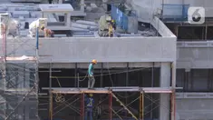 Pekerja tengah menyelesaika pembangunan gedung bertingkat di Jakarta, Kamis (3/9/2020). Menurut data dari BPJAMSOSTEK angka klaim kecelakaan kerja pada semester I 2020 yakni dari Januari sampai dengan Juni 2020 meningkat 128%. (Liputan6.com/Angga Yuniar)