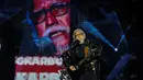 Penampilan Iwan Fals kali ini sukses menghibur penonton dengan lagu-lagu andalannya yang bernada kritik sosial. Tampak dalam foto, Iwan Fals saat tampil pada Konser Raya 31 Tahun Indosiar Luar Biasa hari kedua di Studio 6 Emtek City, Daan Mogot, Jakarta, pada Minggu (11/1/2026) malam. (KapanLagi.com/Budy Santoso)