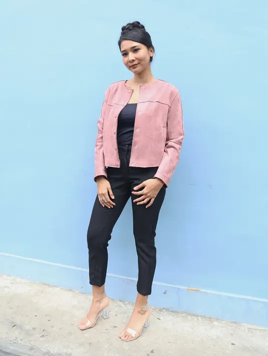 "Iya sekarang pakai nama Dita, sebetulnya sih ga ada yang berubah, karena sebelum Mey Chan, penggemar dan yang kenal aku manggil aku Dita atau Mey Chan juga," lanjutnya. (Nurwahyunan/Bintang.com)