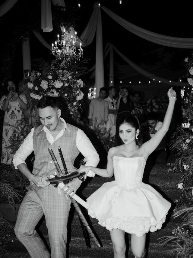 7 Momen Debi Sagita dan Marco Ivanos Cover Dance Lagu One Piece di Pesta Pernikahannya