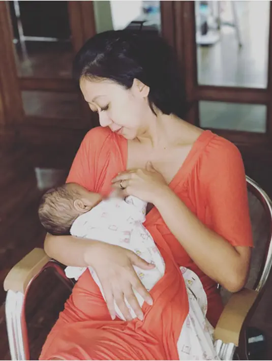 Seperti langit runtuh, itulah gambaran ketika mendengar anak keduanya, Rayyan Gibran Ridharaharja atau Ibran terkena katarak. Tak pernah terbayang oleh penyiar radio dan pemeran ini. (Instagram/asri_welas)