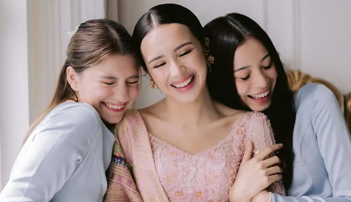 Cassandra Lee dan Sephora Sievert tampil kompak dalam balutan dress baby blue. Keduanya menemani Beby selama acara lamaran. Potret dua artis muda ini saat menjadi bridesmaid pun turut mencuri perhatian. Mereka bertiga berpose dengan ekspresi wajah yang bahagia. (Liputan6.com/IG/@cassandraslee)