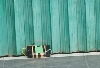 benda mencurigakan mirip bom ternyata kayu. (Robby/merdeka.com)