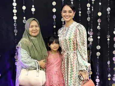 Baru-baru ini, Ririn Ekawati membagikan momen kedekatannya dengan sang ibu mertua. Mereka pergi kondangan bareng dengan penampilan yang kompak abis. Meski tak sama, namun busana yang mereka kenakan hampir senada, yaitu mengusung warna sage. (Liputan6.com/IG/@ririnekawati)