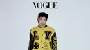 Sang leader BTS, Kim Namjoom tampil mengenakan jaket Varisty kuning hitam dari Louis Vuitton tentunya. Jaket tersebut memiliki detail tulisan LV dan logo khas LV. Dipadukan dengan short pants dsn sepatu boots hitam. @GQ_korea.