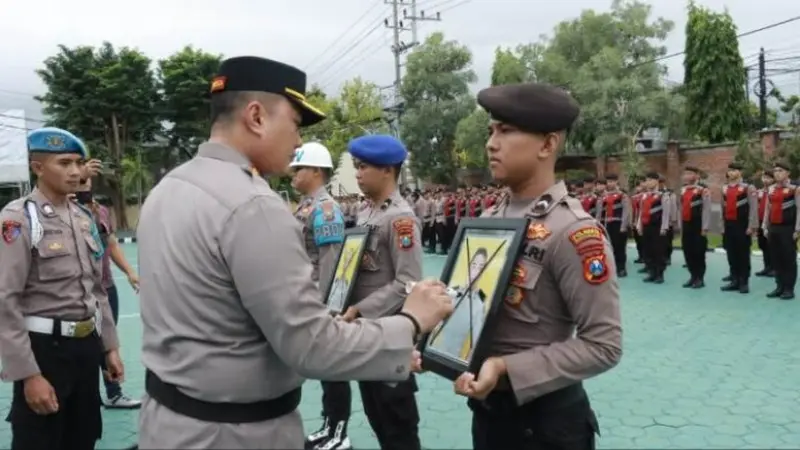 Prosesi pemecatan dua personel polisi Oleh Kapolresta  Banyuwangi Kombes Pol Nanang Hariyono (Istimewa)