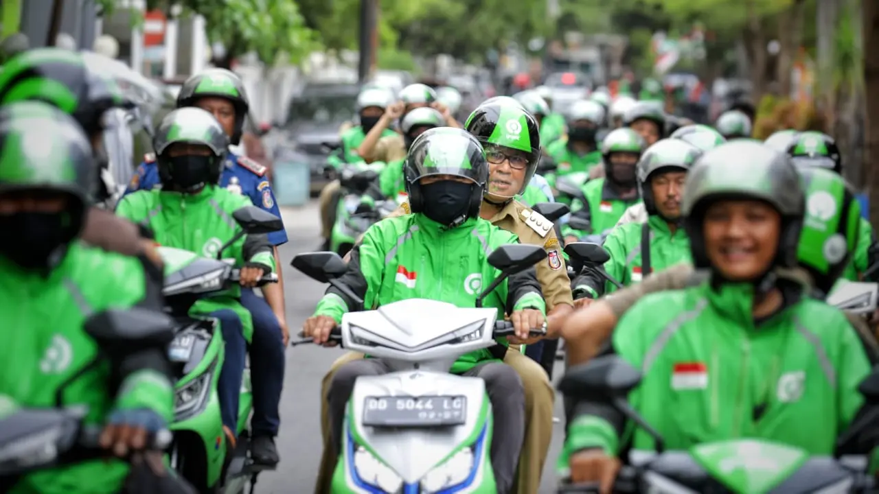 Wali Kota Makassar Danny Pomanto naik Ojol ke Balai Kota saat Ojol Day (Liputan6.com/Istimewa)