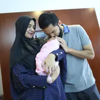 Saat mendampingi istrinya, Shireen Sungkar berjuang  untuk melahirkan anak keduanya, Teuku Wisnu malah tertawa. Lantas apa yang membuat lelaki yang kini berjenggot tersebut ketawa?. (Galih W. Satria/Bintang.com)