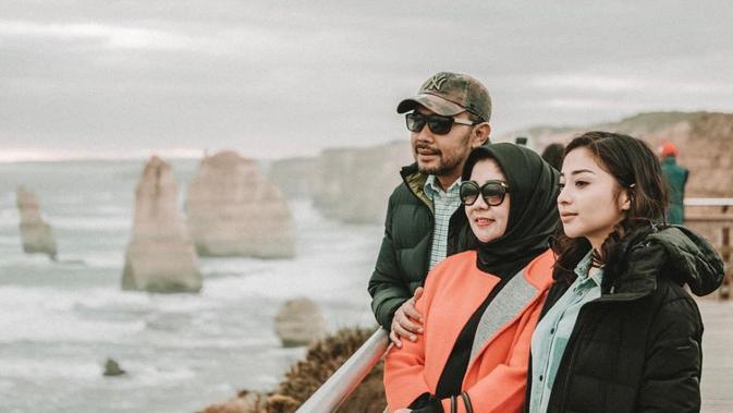 Potret Artis yang Akur dengan Ayah Tirinya, Selalu Kompak (sumber:Instagram/nikitawillyofficial94)