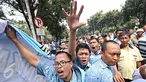 Persatuan Pengemudi Angkutan Darat longmarch dari Balai Kota menuju Istana Merdeka, Jakarta, Senin (14/3). Ribuan sopir taksi, bajaj dan angkutan umum itu menuntut Presiden agar menertibkan transportasi berbasis online. (Liputan6.com/Immanuel Antonius)